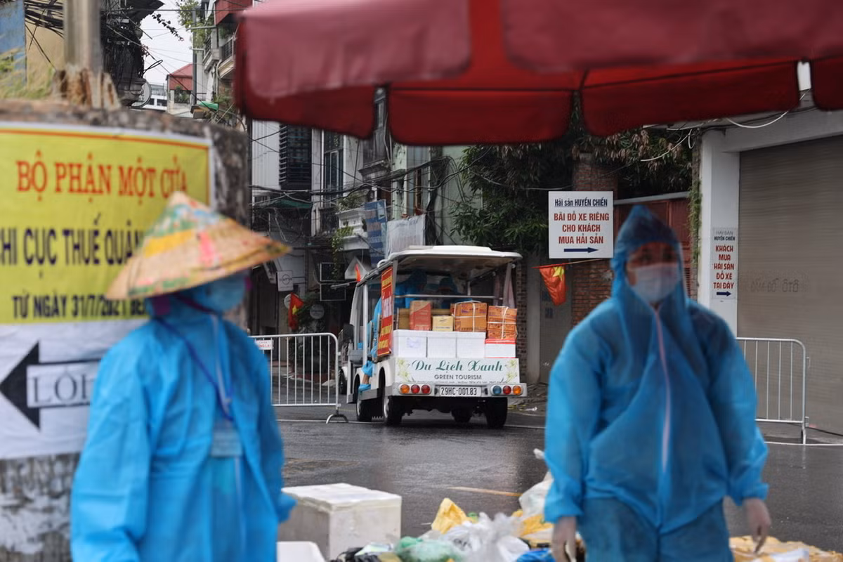 Người dân trong khu vực cách ly sẽ không được tiếp xúc với người bên ngoài, mọi giao dịch đều phải qua “bộ phận 1 cửa” để kiểm soát hàng hoá cũng như hạn chế tiếp xúc với người trong vùng dịch.