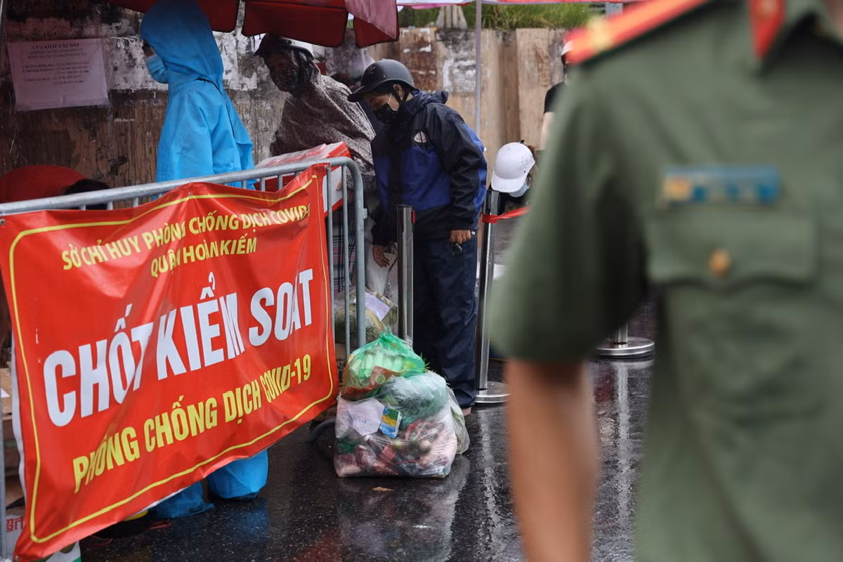 Để người dân yên tâm trong thời gian cách ly, chính quyền địa phương đã tổ chức điểm tiếp nhận, giao dịch đồ thiết yếu từ bên ngoài vào trong khu vực cách ly.