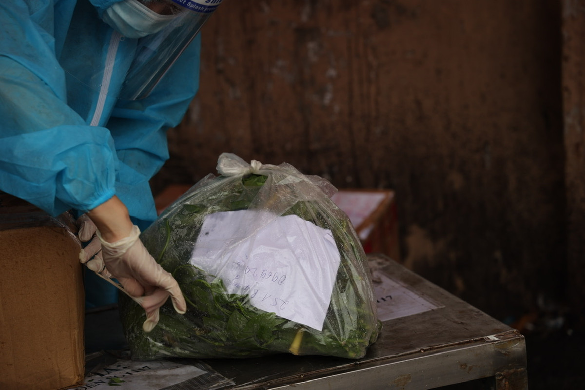 Để hạn chế tối đa việc người dân trong khu cách ly ra đường, lực lượng chức năng yêu cầu gửi kèm địa chỉ, số điện thoại của người nhận để chuyển tới tận nơi.