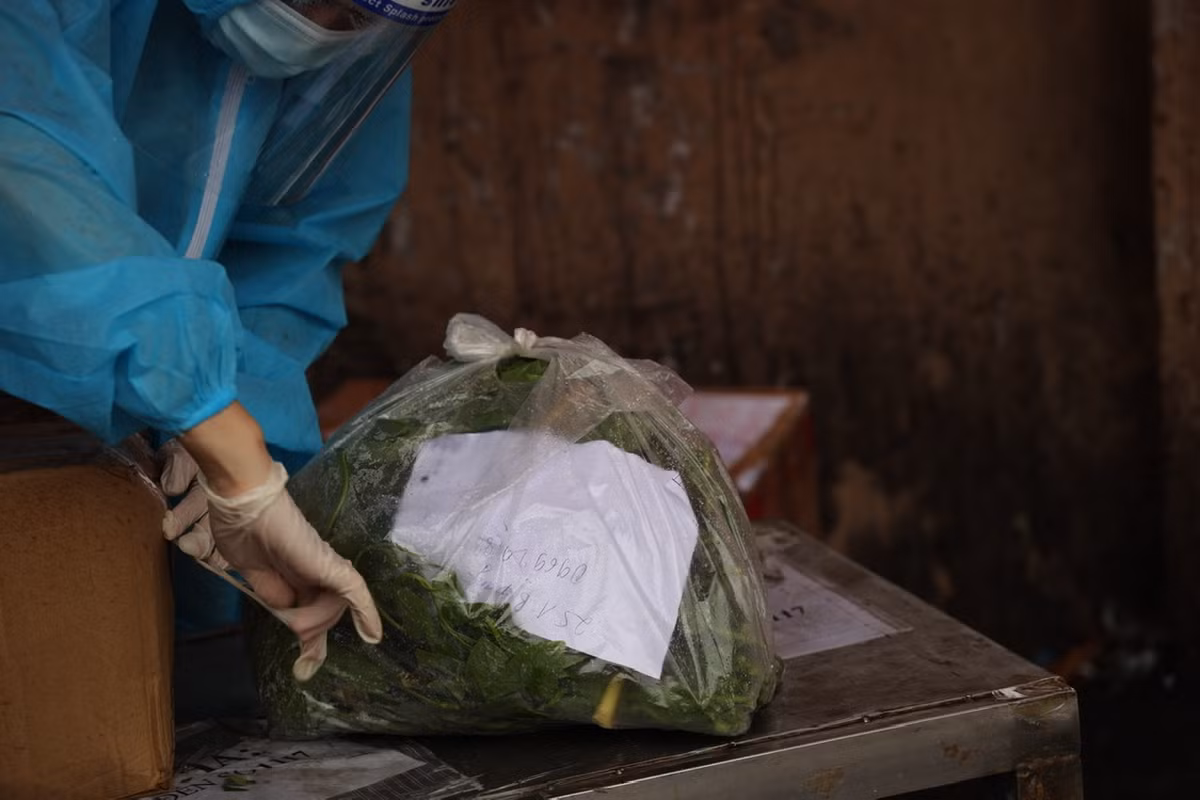 Để hạn chế tối đa việc người dân trong khu cách ly ra đường, lực lượng chức năng yêu cầu gửi kèm địa chỉ, số điện thoại của người nhận để chuyển tới tận nơi.