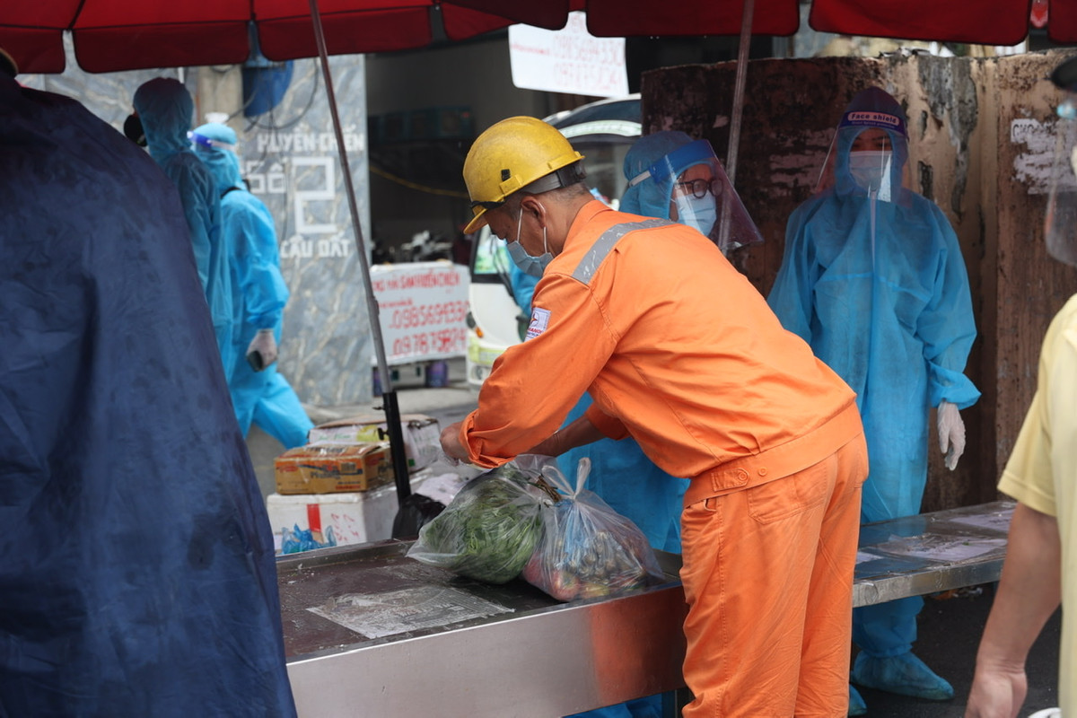 Theo ghi nhận của PV báo Tri thức và Cuộc sống, đồ gửi vào bên trong hầu hết là thực phẩm như gạo, mỳ, nông sản…