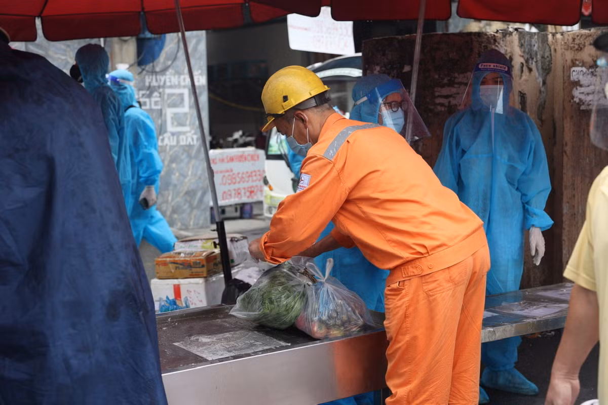 Theo ghi nhận của PV báo Tri thức và Cuộc sống, đồ gửi vào bên trong hầu hết là thực phẩm như gạo, mỳ, nông sản…