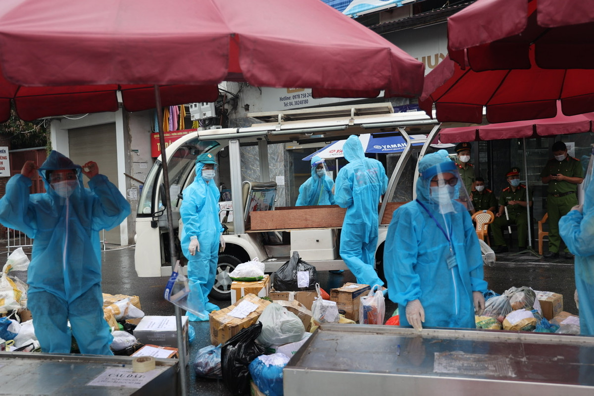 UBND quận Hoàn Kiếm cũng đã điều động xe điện làm phương tiện vận chuyển hàng hoá trong khu vực cách ly phường Chương Dương.