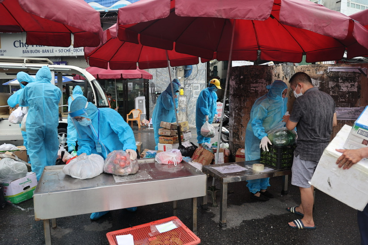 Vào 2 khung giờ này, lực lượng chức năng sẽ tiếp nhận đồ tiếp tế. Người dân trong khu cách ly đặt mua đồ cũng có thể chọn thời điểm này để giao hàng.