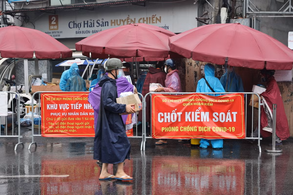 Sáng nay (15/8), mặc dù trời mưa nhưng nhiều người vẫn xếp hàng chờ gửi đồ vào bên trong khu vực cách ly.