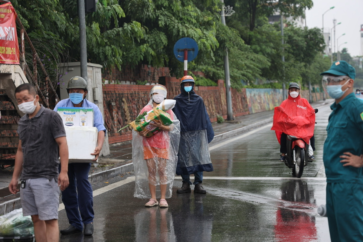 Lực lượng chức năng thường xuyên bố trí người hướng dẫn người dân đứng xếp hàng đảm bảo đủ giãn cách trong lúc chờ gửi đồ.