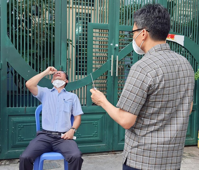 Pho Thu tuong Vu Duc Dam truc tiep huong dan cach tu lay mau xet nghiem