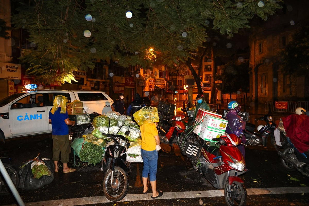 Ông Phạm Chính Trung - Phó Chủ tịch UBND phường Quán Thánh (quận Ba Đình) cho biết, tình trạng họp chợ xuất hiện từ đêm ngày 16/8, các tiểu thương chủ yếu dùng xe máy vận chuyển nông sản tới mua bán.