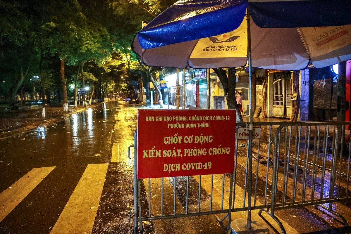 Trong sáng nay, lực lượng chức năng phường Quán Thánh đã lập xử lý chợ cóc đồng thời lập chốt kiểm soát tại khu vực bốt Hàng Đậu.