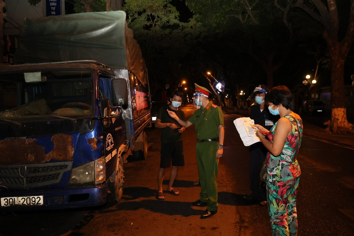 Để xử lý tình trạng này, sáng sớm nay (17/8), lực lượng chức năng đã bất ngờ ra quân kiểm tra việc họp chợ trên.