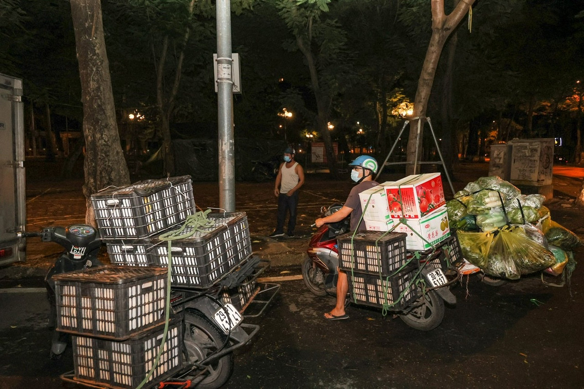 Nhiều tiểu thương đang tụ tập buôn bán đã không kịp di chuyển khi lực lượng chức năng xuất hiện.