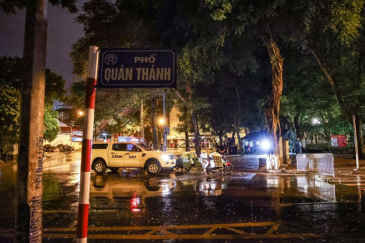 Ngoài ra, những tiểu thương họp chợ tự phát sẽ bị xử lý về lỗi không đeo khẩu trang, không giấy đi đường.