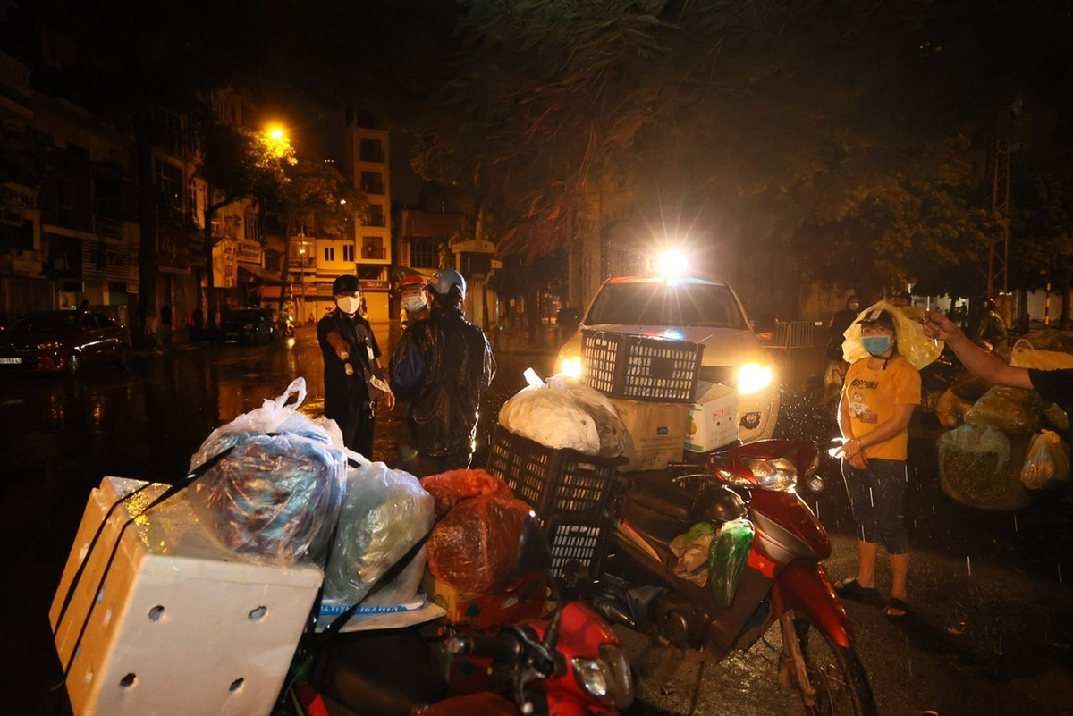 Mặc dù trời mưa lớn nhưng chợ cóc vẫn tự phát, họp giữa đường.