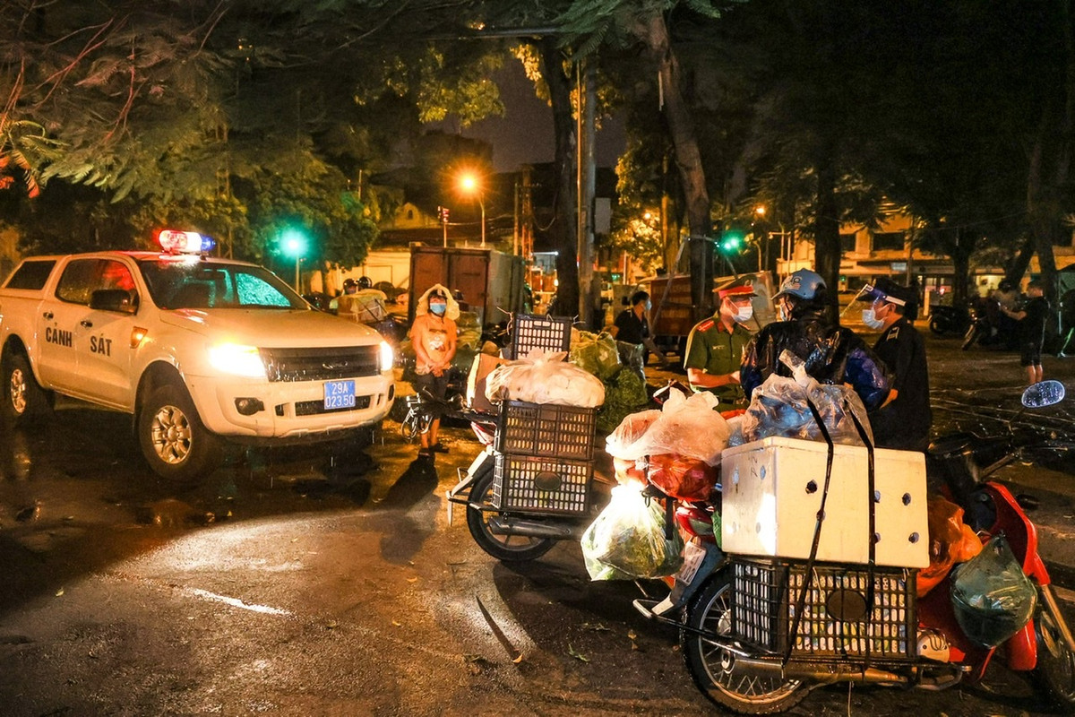Ông Trung cho biết thêm, khi thấy lực lượng chức năng xuất hiện, các tiểu thương nhanh bỏ chạy, gây náo loạn một góc đường.