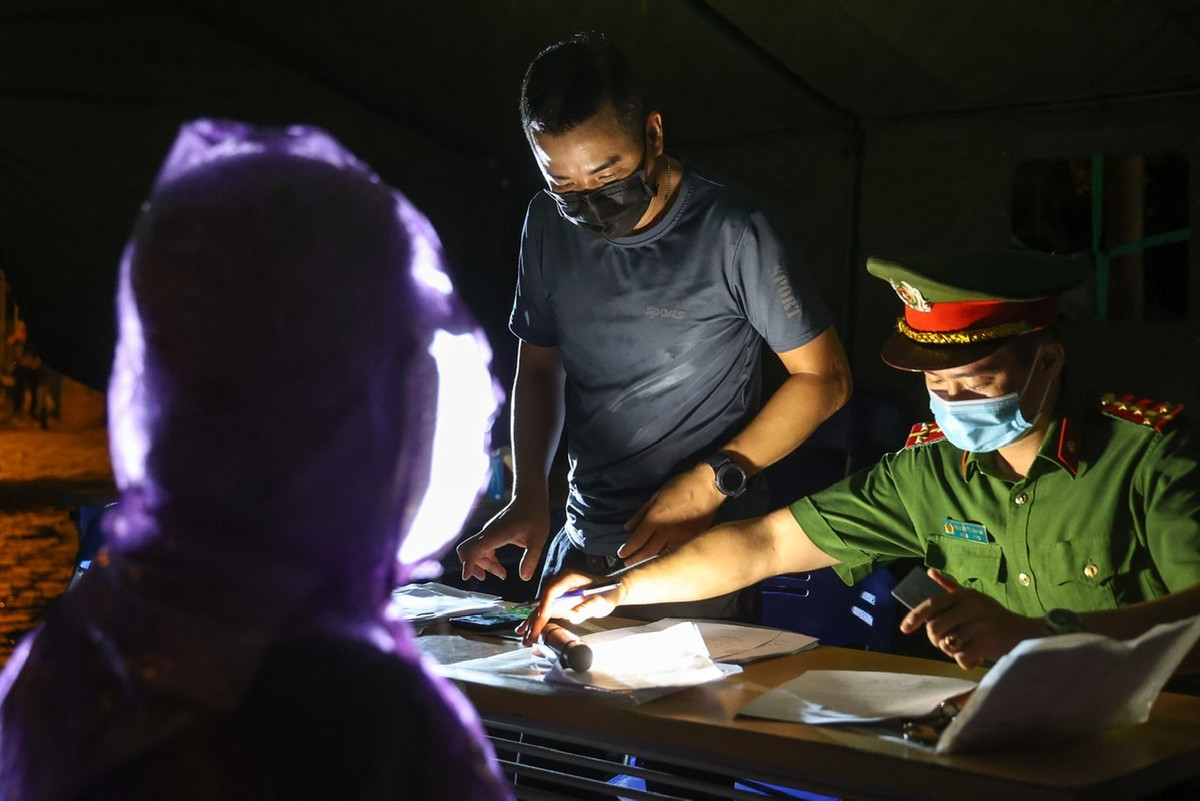 Được biết, ngay sau khi xử phạt, UBND phường Quán Thánh đã dựng hàng chục barie để ngăn không cho người dân tụ tập quanh bốt Hàng Đậu.