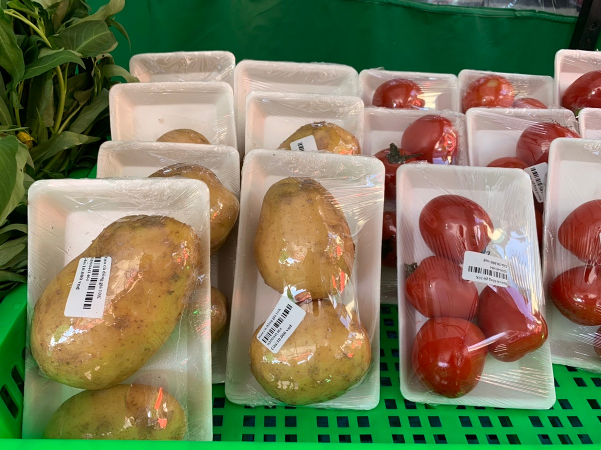 Tất cả mặt hàng bày bán đều được đóng gói sẵn và bán đồng giá 10.000 đồng/suất.