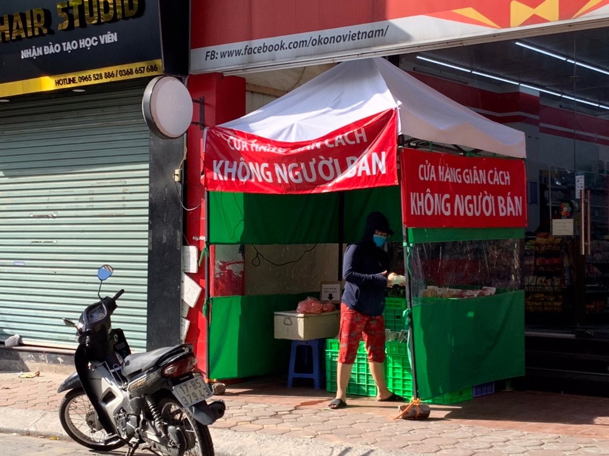 Ngoài mô hình bán hàng không giám sát, các quầy hàng và siêu thị này cũng có chính sách cho người gặp khó khăn mua hàng trước rồi trả tiền sau trong mùa dịch COVID-19.