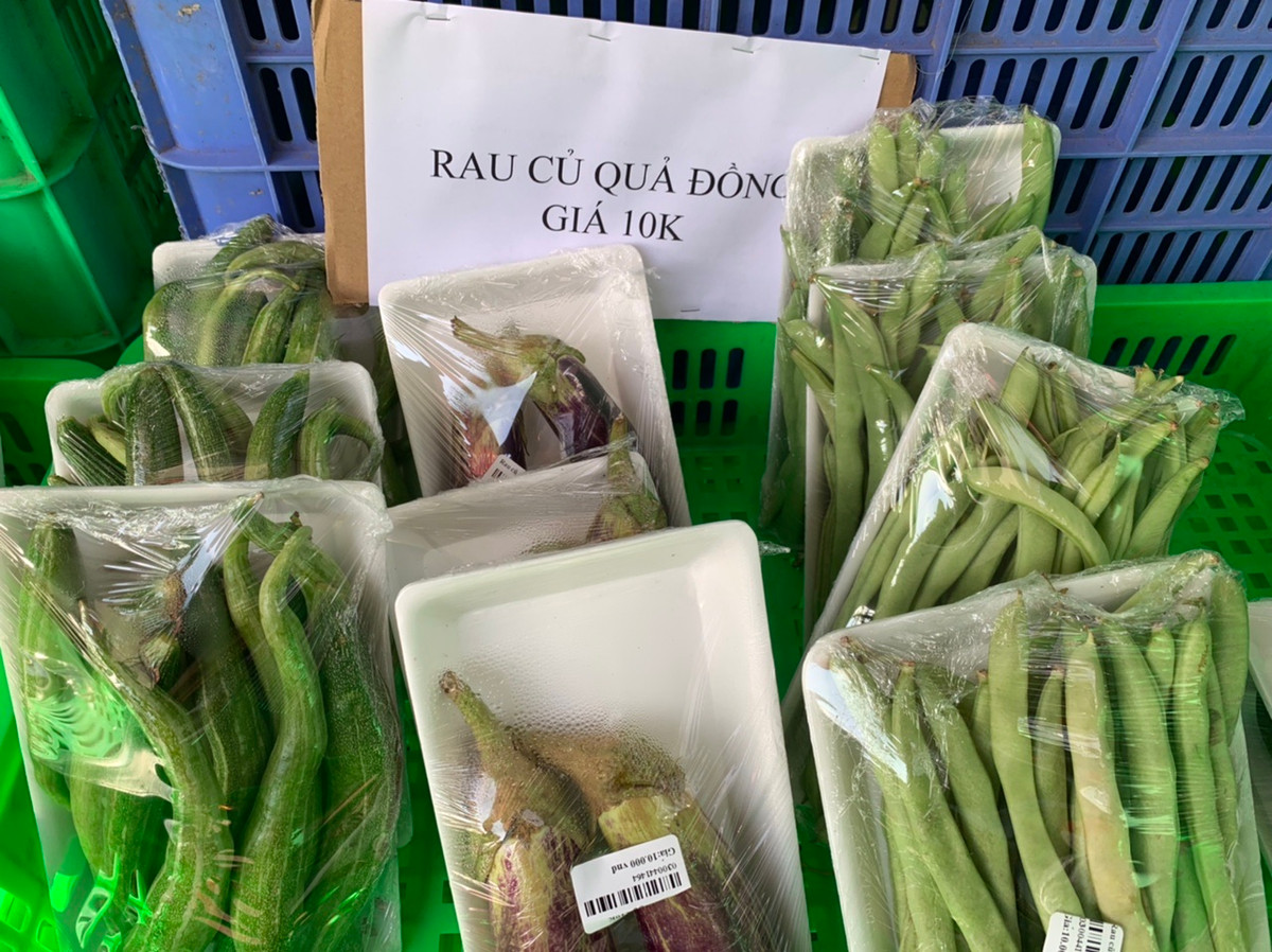 Theo ghi nhận của PV báo Tri thức và Cuộc sống, rau, củ, quả được bảo quản trong siêu thị và bổ sung liên tục nên rất tươi ngon.