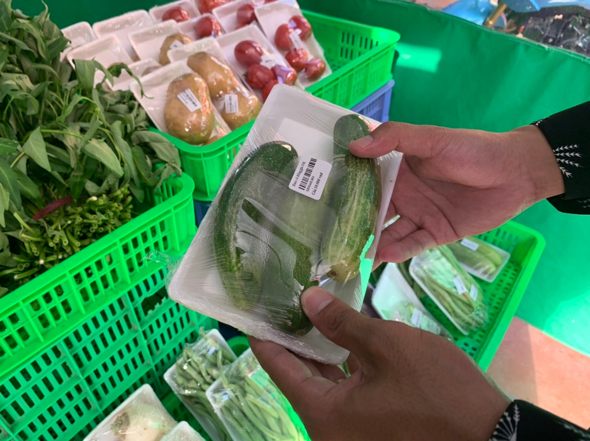 Do thời tiết nắng nóng nên nhân viên chỉ bày một số lượng hàng vừa đủ. Khi gần hết hàng sẽ đợi lúc vắng khách để mang ra bổ sung.