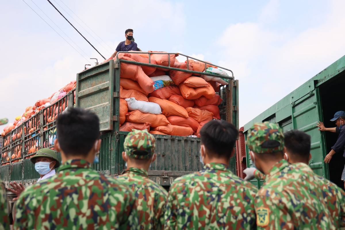 Đại diện Tổng Cty Đường sắt Việt Nam cho biết, toàn bộ 300 tấn hàng hoá này sẽ được vận chuyển miễn phí từ Hà Nội vào tới TP.HCM.