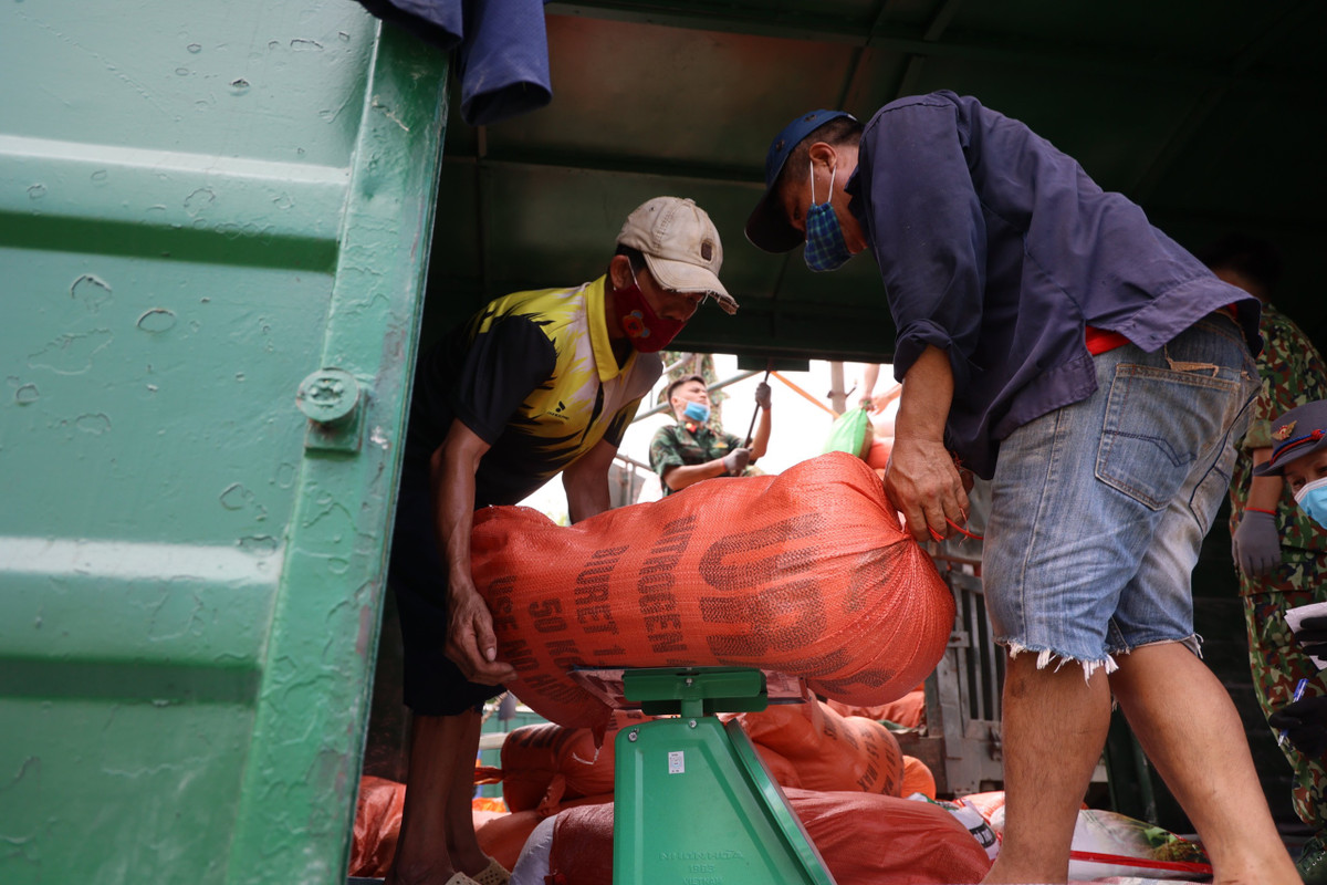 Số hàng trên do người dân tỉnh Bắc Kạn quyên góp trong những ngày qua để "tiếp sức" cho đồng bào miền Nam.