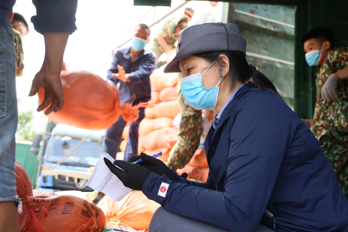 Để đảm bảo kịp thời, các xe ô tô chở hàng hoá của 2 tỉnh Sơn La và Bắc Kạn đều có xe cảnh sát dẫn đường trong quá trình di chuyển về Hà Nội.