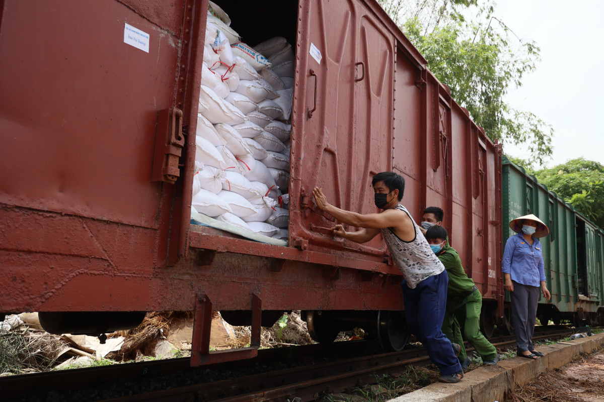 Đại diện Tổng Cty ĐSVN cho biết thêm, trong 2 tháng qua, ngành đường sắt đã vận chuyển miễn phí khoảng 1.000 tấn hàng hoá, trang thiết bị y tế vào miền Nam hỗ trợ người dân chống dịch COVID-19