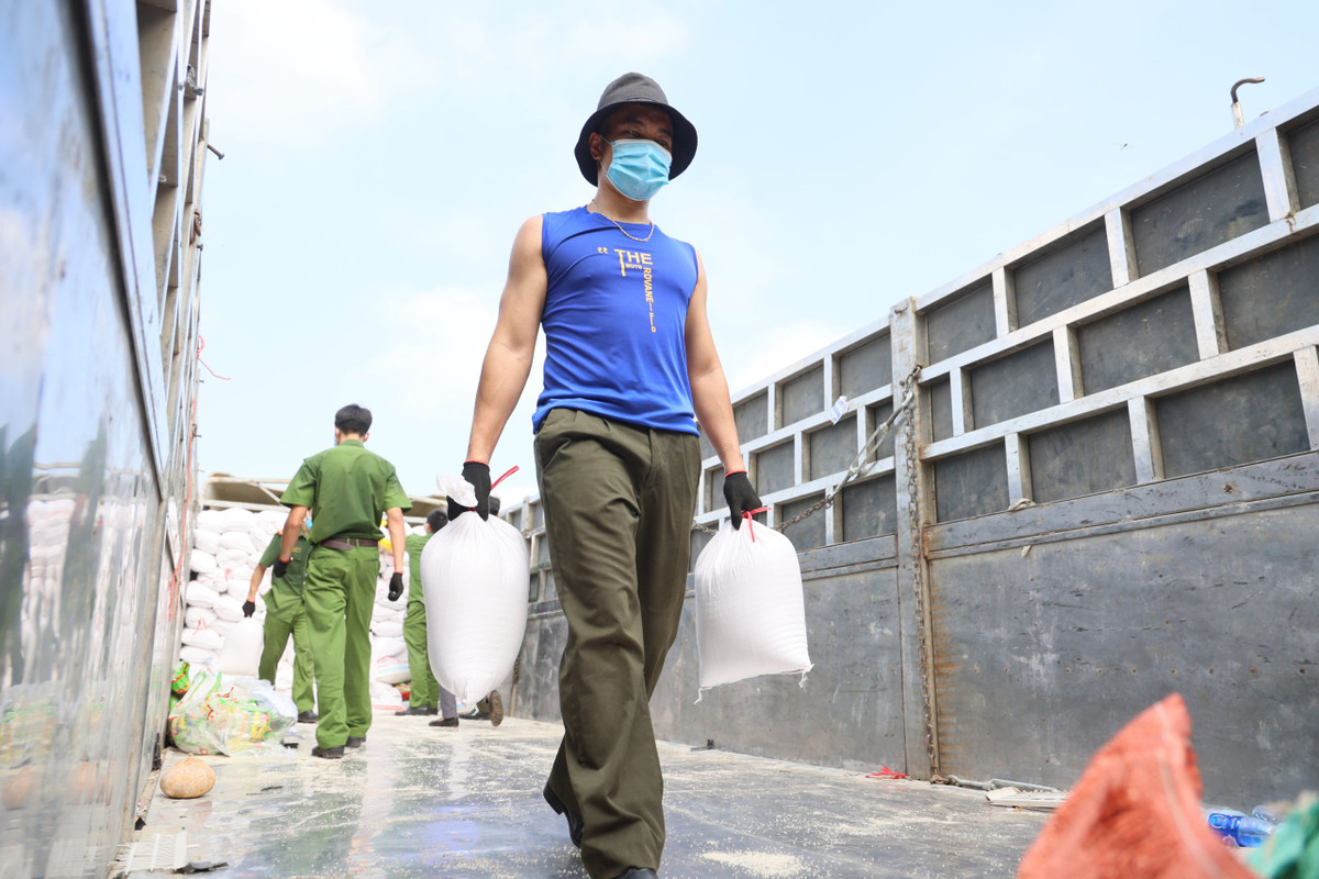 Gần 100 cán bộ ngành đường sắt, chiến sĩ công an, bộ đội đã được huy động để chuyển số hàng này từ ô tô lên các toa tàu.