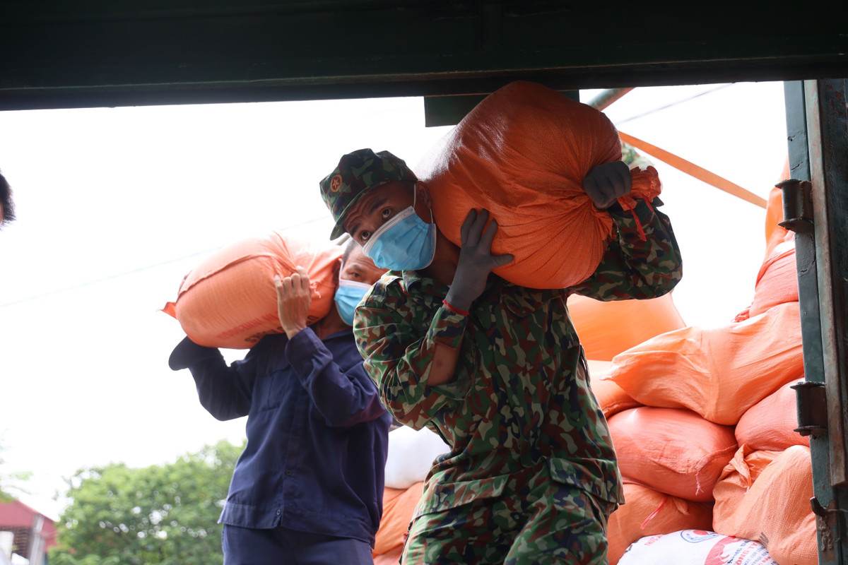 400 tan hang hoa, nhu yeu pham len duong vao Nam “tiep suc” chong dich COVID-19-Hinh-2