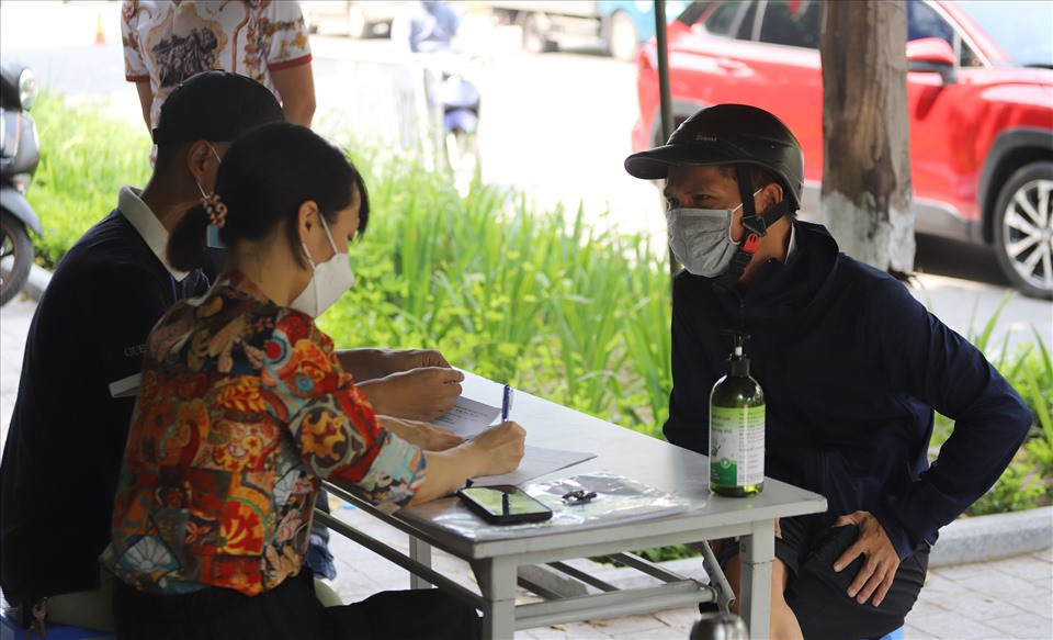 Anh P.N.C (SN 1987) ra đường không có giấy đi đường, không có lý do chính đáng đã bị lập biên bản xử phạt hành chính với số tiền là 1 triệu đồng. Theo Công an TP Hà Nội, trong ngày thứ 13 Hà Nội giãn cách xã hội (5.8), các lực lượng phát hiện, lập hồ sơ tham mưu chính quyền các cấp xử phạt vi phạm hành chính 1.203 trường hợp vi phạm công tác phòng chống dịch với số tiền hơn 1,7 tỉ đồng. Ảnh: Hải Nguyễn