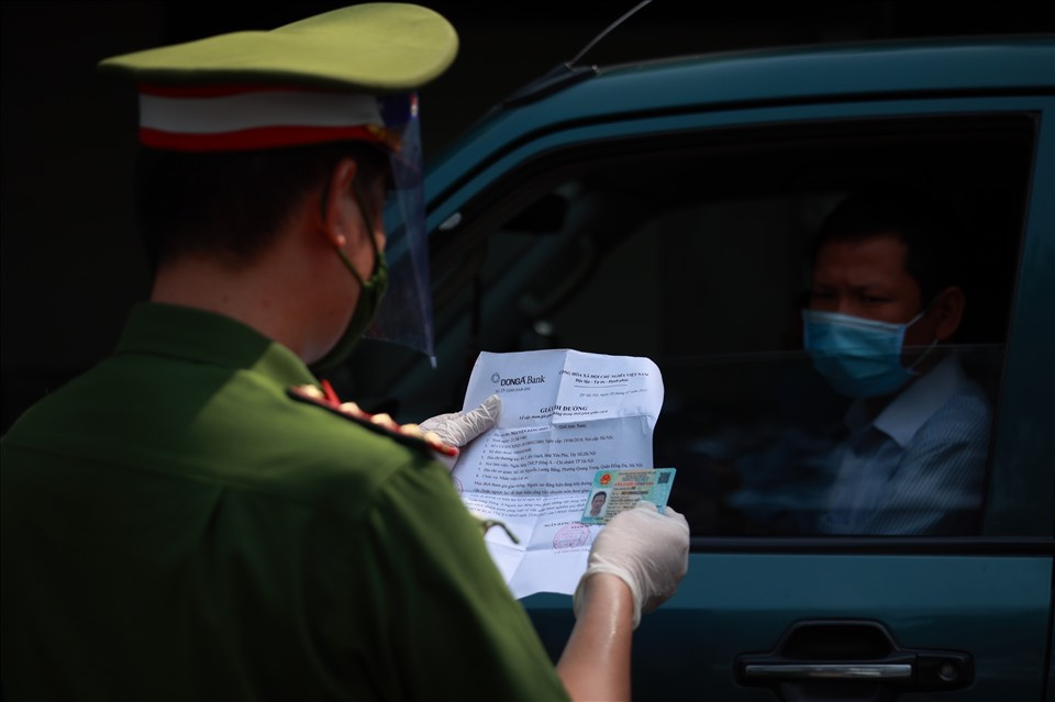 Việc triển khai nhiều biện pháp thắt chặt thực hiện Chỉ thị 17 nhằm tăng cường kiểm soát và xử phạt người dân ra đường không có lý do chính đáng. Ảnh: Hải Nguyễn