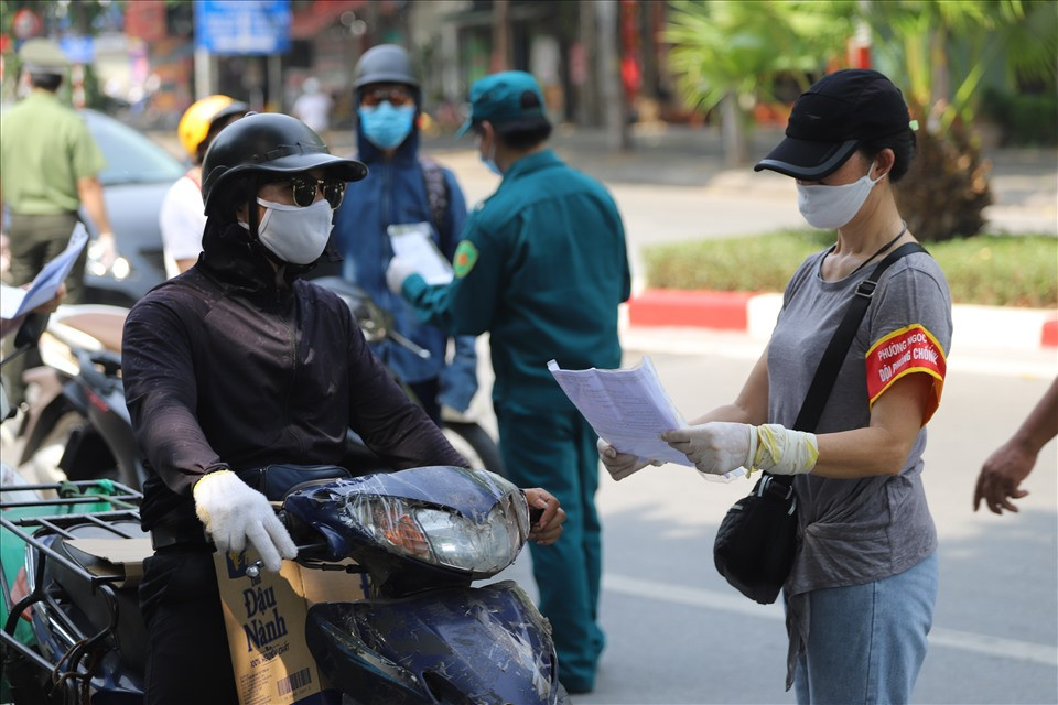 Các chốt kiểm soát tiếp tục đẩy mạnh công tác tuyên truyền, vận động người dân chấp hành nghiêm Chỉ thị 17 của thành phố, tăng cường kiểm tra, kiểm soát trên địa bàn xử lý nghiêm các trường hợp ra ngoài mà không có lý do chính đáng, không đúng quy định. Trung tá Nguyễn Đức Quý - Trưởng Công an phường Ngọc Khánh cho biết, sau khi các chốt kiểm soát được lập ra, người dân đã hạn chế ra đường. Đặc biệt, tình trạng người dân ra đường đi bộ ở hồ Ngọc Khánh đã được chấm dứt. Ảnh: Hải Nguyễn