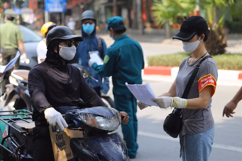 Các chốt kiểm soát tiếp tục đẩy mạnh công tác tuyên truyền, vận động người dân chấp hành nghiêm Chỉ thị 17 của thành phố, tăng cường kiểm tra, kiểm soát trên địa bàn xử lý nghiêm các trường hợp ra ngoài mà không có lý do chính đáng, không đúng quy định. Trung tá Nguyễn Đức Quý - Trưởng Công an phường Ngọc Khánh cho biết, sau khi các chốt kiểm soát được lập ra, người dân đã hạn chế ra đường. Đặc biệt, tình trạng người dân ra đường đi bộ ở hồ Ngọc Khánh đã được chấm dứt. Ảnh: Hải Nguyễn