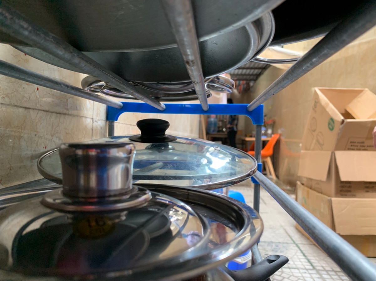 Chung cư có một bếp chung, mỗi phòng được một người xuống nấu và phải đăng ký trước để không tiếp xúc với người phòng khác.