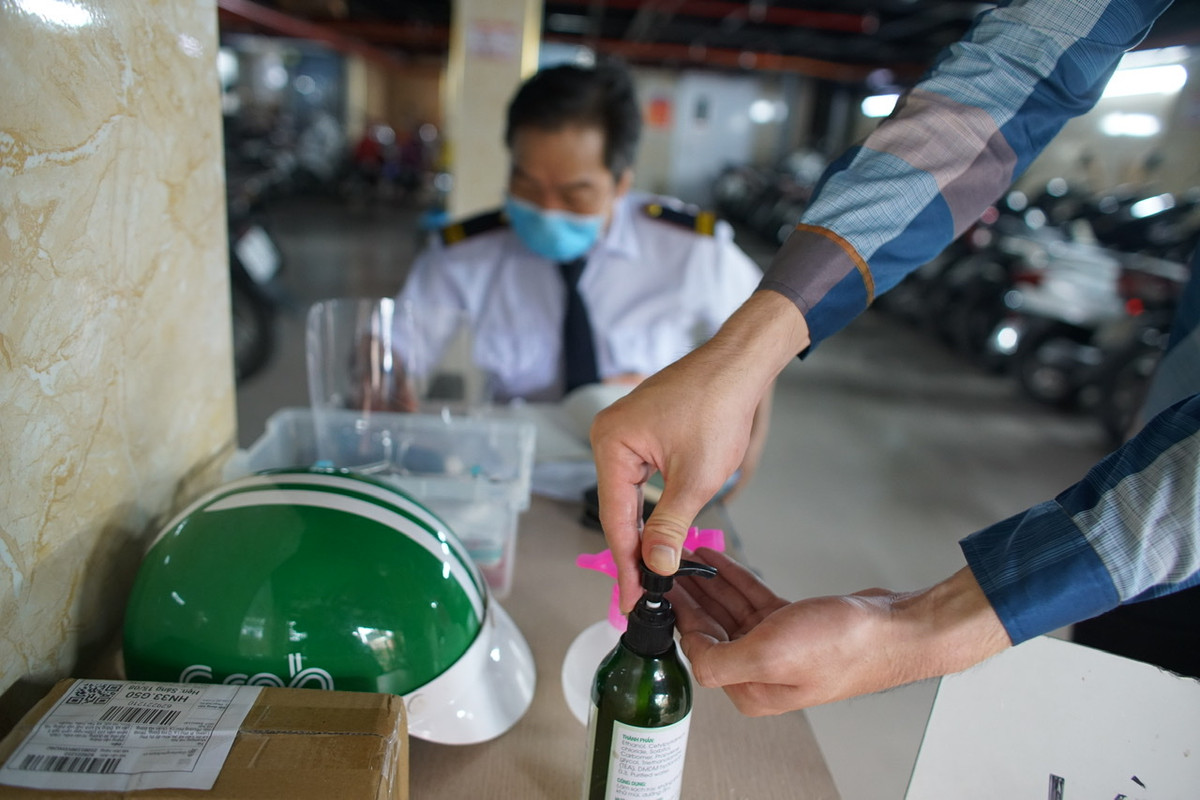 Bác Hạnh cho biết thêm, những người đến ở sẽ phải khai báo lịch trình di chuyển, đo nhiệt độ, kiểm tra tình trạng sức khoẻ, sát khuẩn trước khi vào trong chung cư.