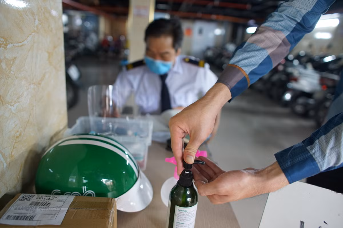 Bác Hạnh cho biết thêm, những người đến ở sẽ phải khai báo lịch trình di chuyển, đo nhiệt độ, kiểm tra tình trạng sức khoẻ, sát khuẩn trước khi vào trong chung cư.