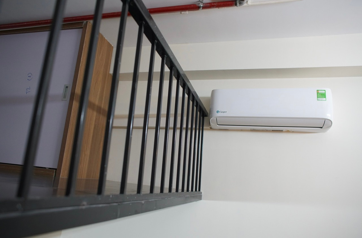 Chị Thảo rất bất ngờ khi trong lúc khó khăn này được đến ở một căn phòng có điều hoà, wifi, tủ lạnh và rất sạch sẽ.