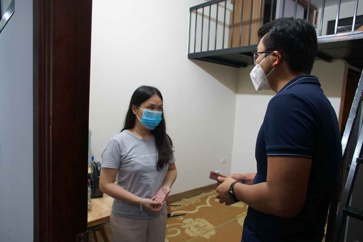 Anh Nguyễn Xuân Thông - chủ của toà chung cư trên cho biết: “Hiện nay chúng tôi đang ưu tiên người già, trẻ em, lao động phổ thông bị mất việc. Ngoài hỗ trợ ăn, ở, điện nước, chúng tôi cũng hỗ trợ mỗi người 50.000 đồng/ngày và ứng trước 15 ngày để họ chủ động trong việc sinh hoạt”.