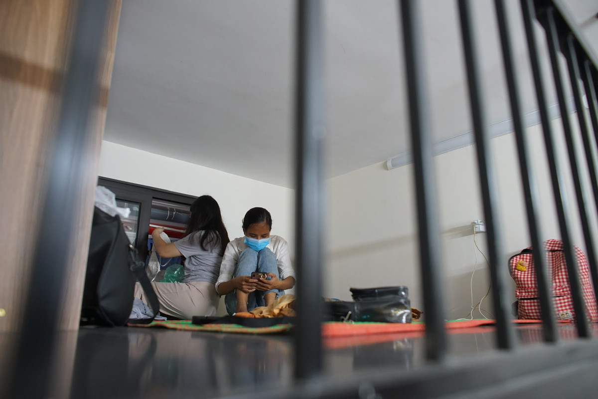 Chị Nguyễn Phương Thảo - quê Bắc Giang chia sẻ, chị đang ở nhờ bên khu Trung Văn (Nam Từ Liêm) điều kiện sinh hoạt cũng khó khăn nhưng không thể thuê thêm được nơi khác. Rất may khi đọc thông tin và đăng ký đến ở thì đã được chấp nhận.