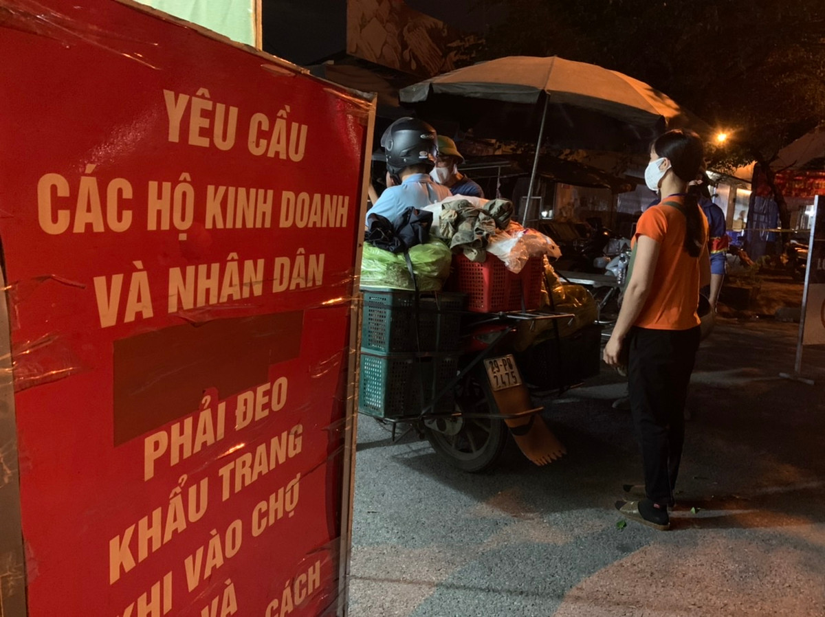 Sau khi mở cửa trở lại, Ban Quản lý (BQL) chợ đã chia 3 cửa. Cụ thể: 1 cửa cho tiểu thương vào, một cửa cho người mua vào và cửa chính để người và phương tiện đi ra.