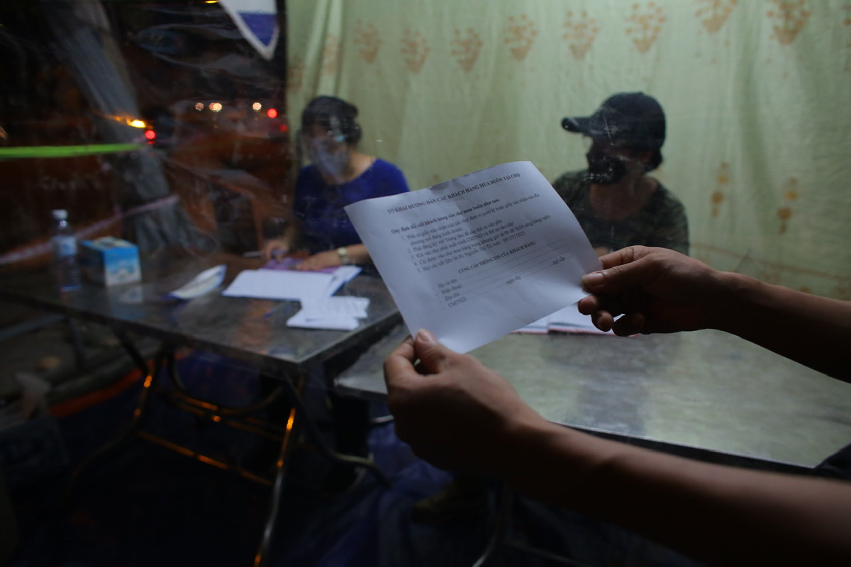 Đối với người mua buôn về để kinh doanh, BQL chợ yêu cầu khai báo thông tin và có giấy xác nhận của địa phương đủ điều kiện mở cửa hàng mới được vào chợ mua đồ.