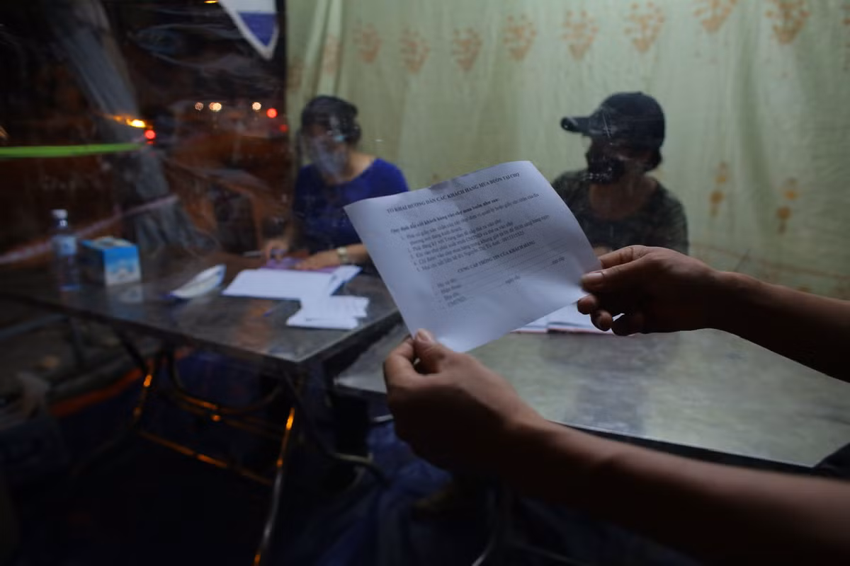 Đối với người mua buôn về để kinh doanh, BQL chợ yêu cầu khai báo thông tin và có giấy xác nhận của địa phương đủ điều kiện mở cửa hàng mới được vào chợ mua đồ.