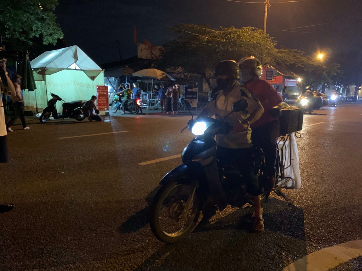 Nhiều tiểu thương vì nhiều lý do chưa nhận được thẻ hoặc quên thẻ đã không được vào chợ nên đành ngậm ngùi ra về trong tiếc nuối.