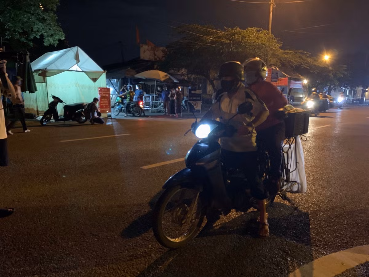 Nhiều tiểu thương vì nhiều lý do chưa nhận được thẻ hoặc quên thẻ đã không được vào chợ nên đành ngậm ngùi ra về trong tiếc nuối.