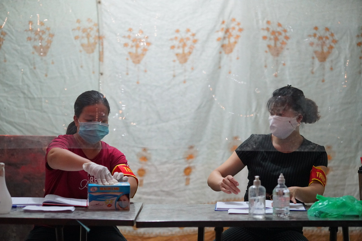 Đại diện BQL chợ đầu mối phía Nam cho biết, sau khi mở cửa trở lại sẽ có khoảng gần 200 hộ được kinh doanh. Tất cả những hộ đủ điều kiện kinh doanh đã được gửi thẻ và giấy báo về tận nhà từ những ngày trước.