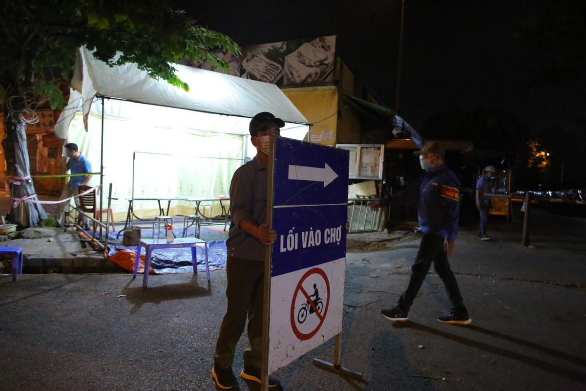 Theo ghi nhận của PV báo Tri thức và Cuộc sống, thời điểm chợ mở cửa trở lại chưa có khách, mới chỉ có tiểu thương chở đồ vào bày bán.