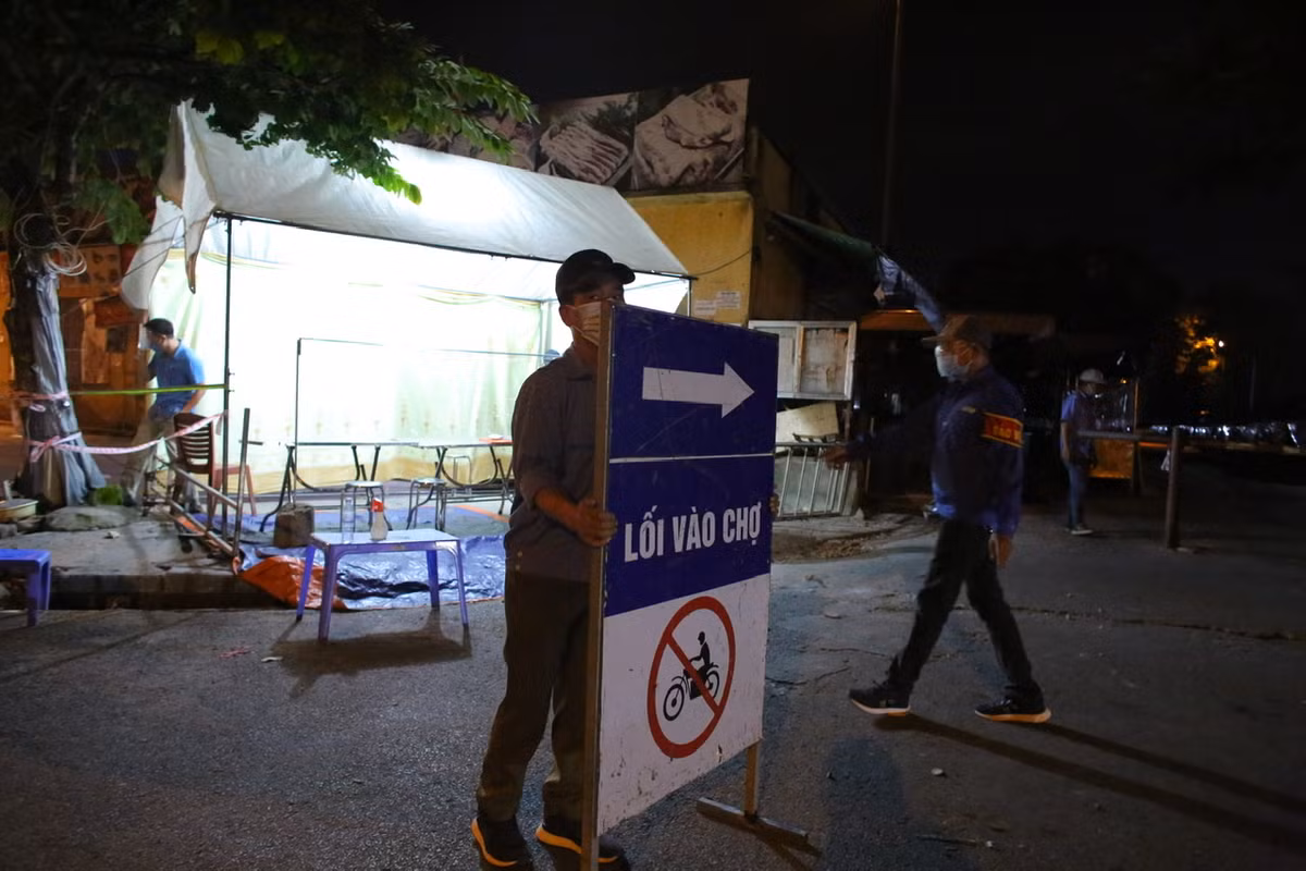 Theo ghi nhận của PV báo Tri thức và Cuộc sống, thời điểm chợ mở cửa trở lại chưa có khách, mới chỉ có tiểu thương chở đồ vào bày bán.