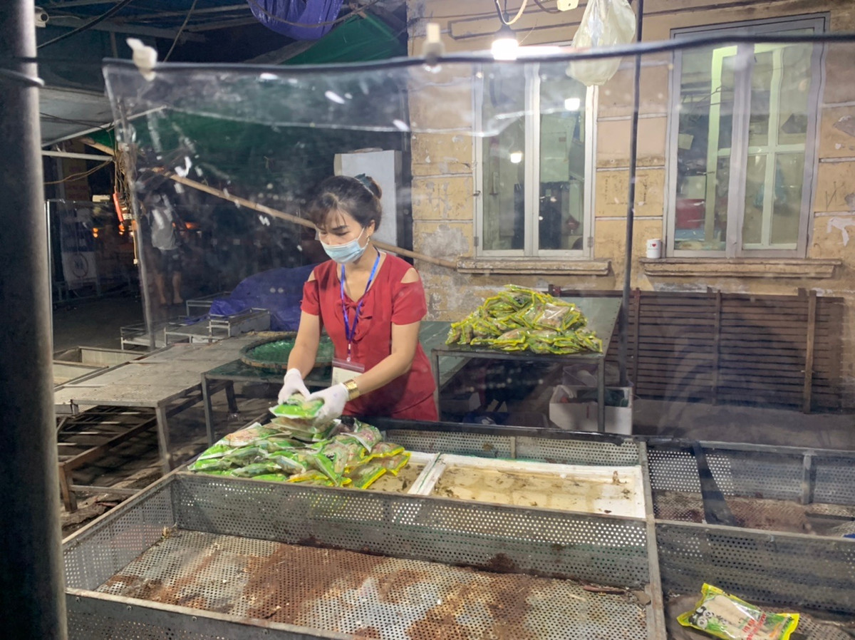 Chị Dung - một trong những tiểu thương đầu tiên vào chợ sau khi mở cửa trở lại cho biết, hiện chị đã được tiêm 1 mũi vaccine. Ngoài ra, chiều qua chị cùng nhiều người đã tới BQL chợ làm xét nghiệm để hoàn thành điều kiện ra vào chợ.