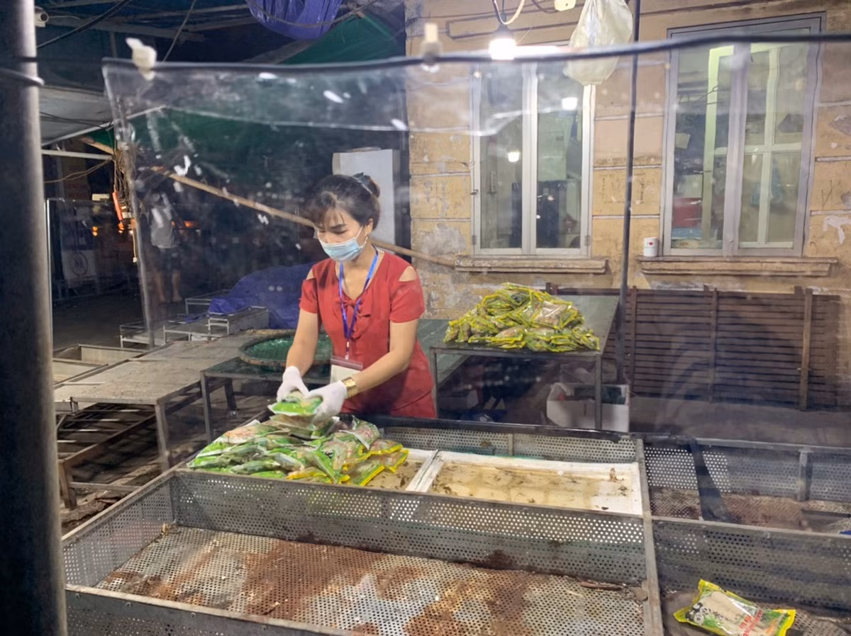 Chị Dung - một trong những tiểu thương đầu tiên vào chợ sau khi mở cửa trở lại cho biết, hiện chị đã được tiêm 1 mũi vaccine. Ngoài ra, chiều qua chị cùng nhiều người đã tới BQL chợ làm xét nghiệm để hoàn thành điều kiện ra vào chợ.