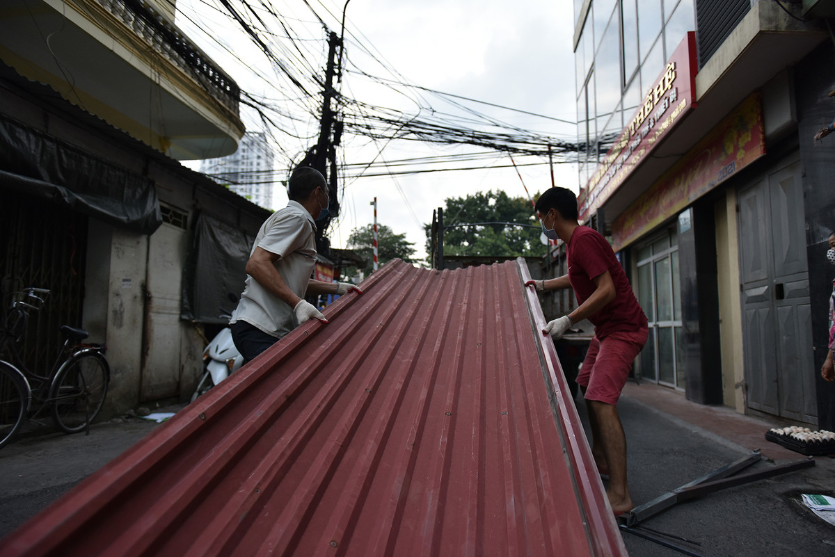 Như vậy, chỉ sau 2 ngày được dựng lên, bức tường tôn ngăn cách 2 quận, huyện đã được tháo bỏ. Người dân lại có thể thoải mái đi chợ ở cả 2 bên đường.